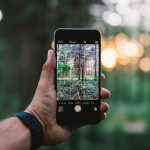 So schützt du dein Handy bei einer Wanderung im Winter